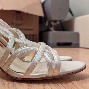 Beautiful and almost new Wedding Shoes by Colorfull Creations Size 8.5B